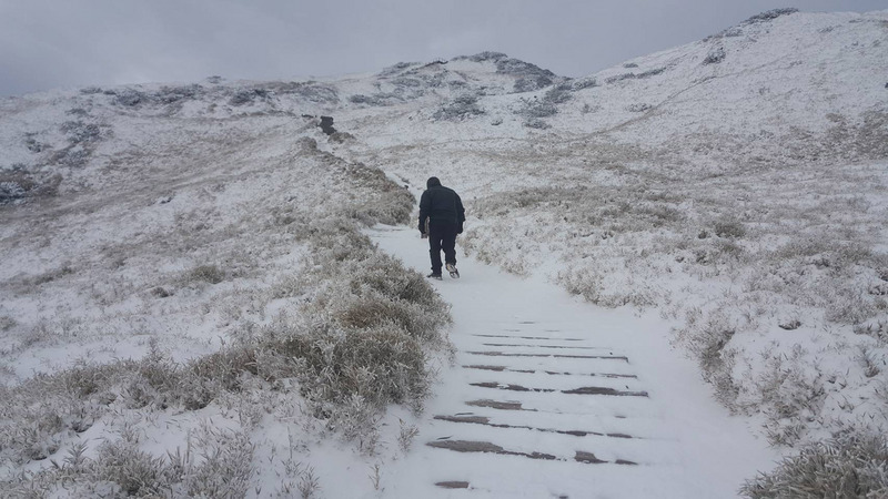 東北季風一波波為北台灣帶來不少雨量，氣象局預估，21日水氣充沛，也為高山帶來降下初雪的機會，而若要好天氣則要等到25日了。圖為合歡山雪景。（3158 Cafe提供）