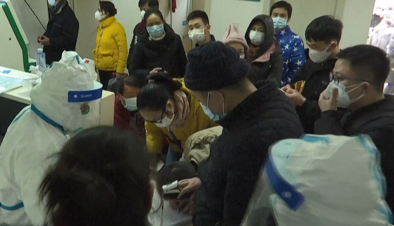 中國武漢肺炎疫情延燒。圖為武漢當地醫院如臨大敵。(法新社)