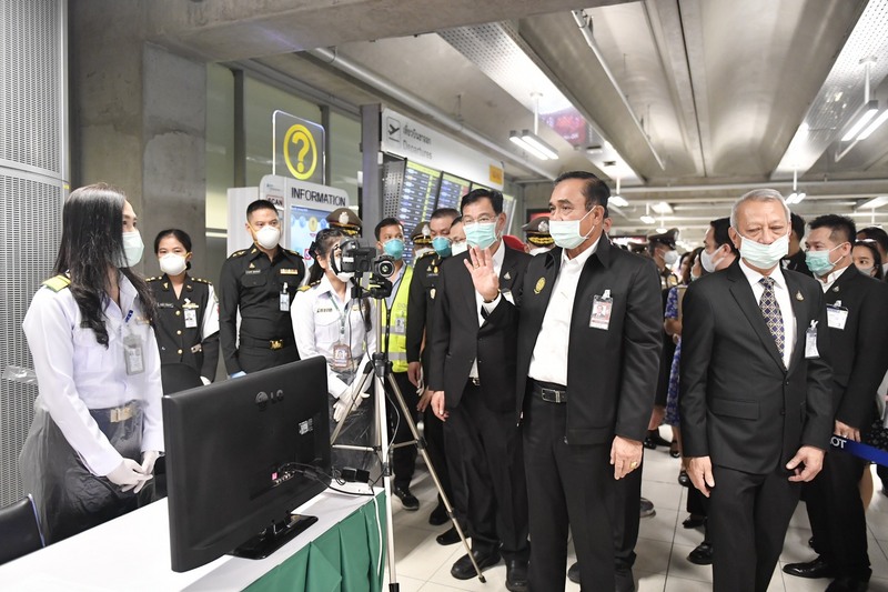 中國武漢爆發的2019新型冠狀病毒肺炎疫情延燒，從歐美到中東等其他逾20個國家或地區也發現病例。圖為泰國總理帕拉育（中間舉手者）29日赴曼谷蘇凡納布機場視察。（中央社）