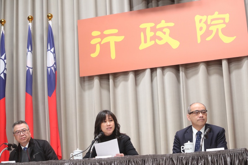 行政院會後記者會30日上午在行政院新聞中心舉行，由行政院發言人Kolas Yotaka（中）主持，國發會副主委鄭貞茂（右）、衛福部次長何啟功（左）出席。(圖:中央社)