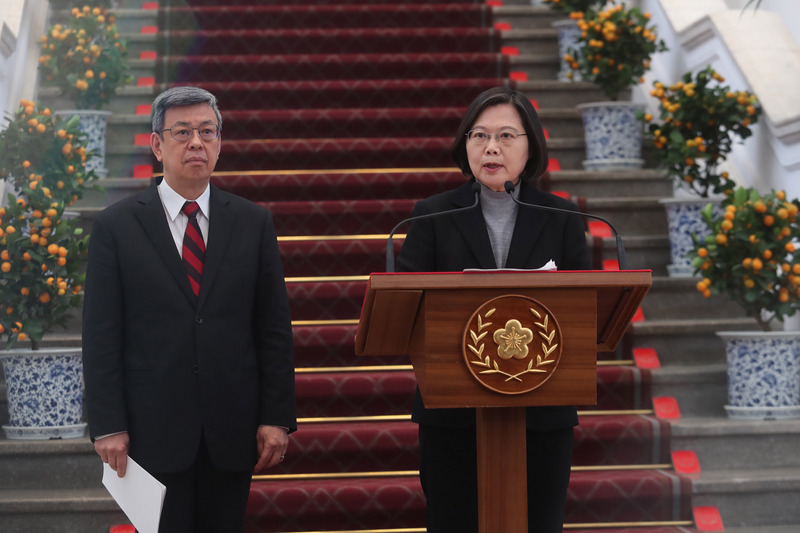 蔡英文總統(右)30日下午在總統府敞廳發表談話時，特別感謝美、日、加等國際友人對於台灣加入WHO的公開支持。左為副總統陳建仁。(中央社)