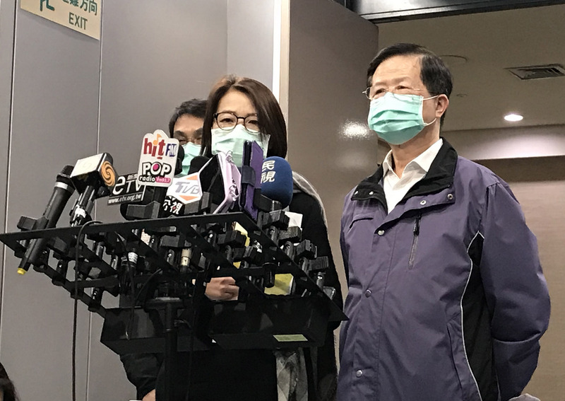台北市政府30日下午舉行「因應2019新型冠狀病毒疫情小組第3次應變會議」，會後副市長黃珊珊（右2）表示，因為疫情目前穩定，2020台北燈節將照常舉辦，但規模會稍稍縮減，且取消所有飲食攤位。右為台北市衛生局長黃世傑。（中央社）