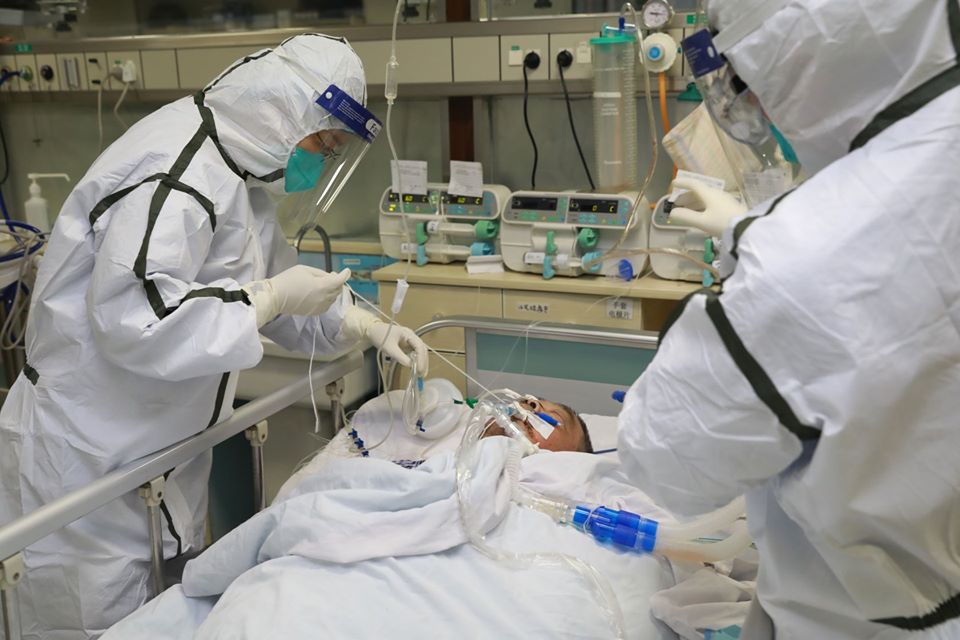 武漢肺炎疫情迅速蔓延。圖為武漢大學中南醫院醫護人員全部穿上隔離衣，正在治療肺炎確診病例。(AP/達志影像)