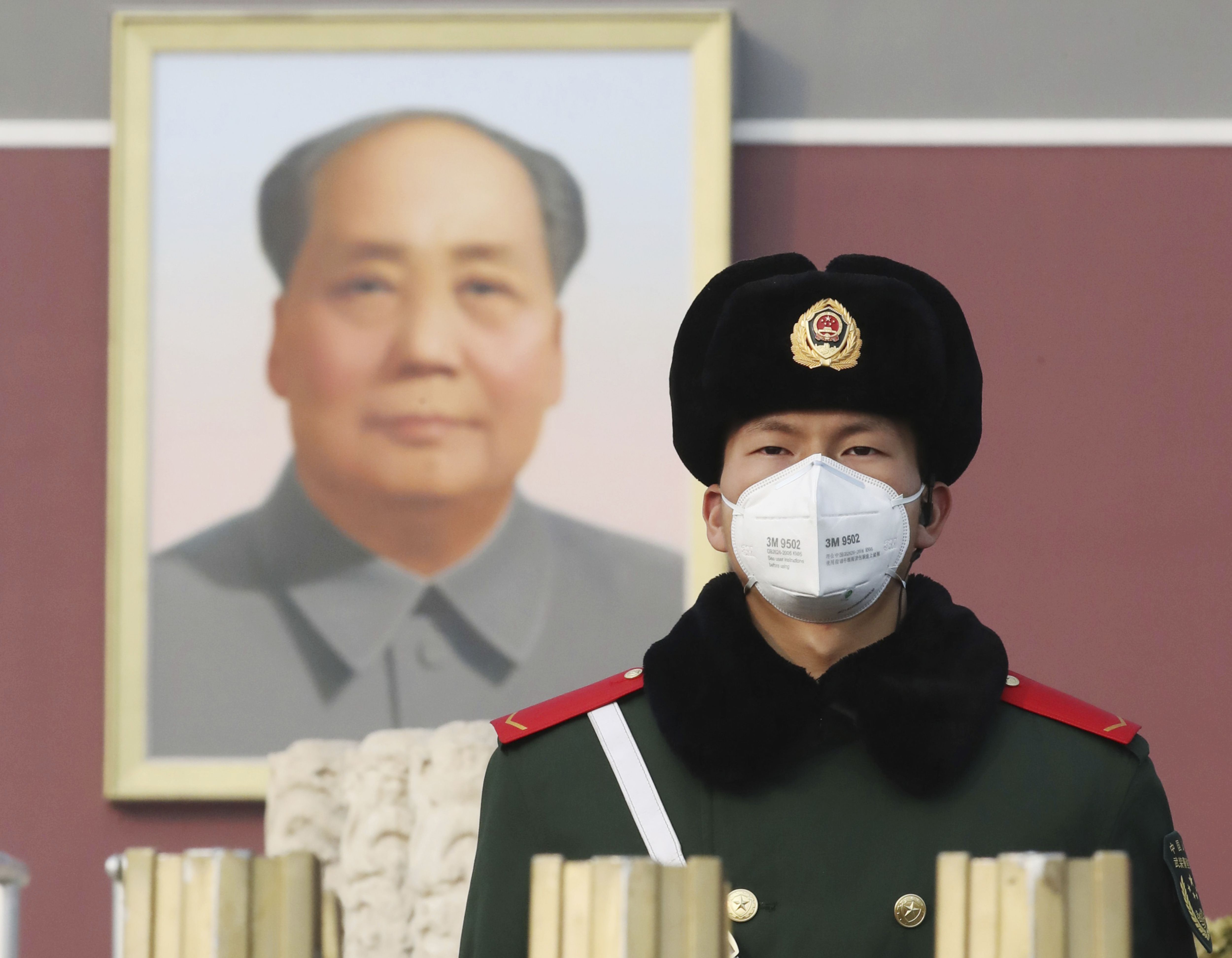 共同社：北京擬派數百武警 觀察員名義常駐香港。圖為中國武警戴口罩在天安門廣場值勤。(AP/達志影像)