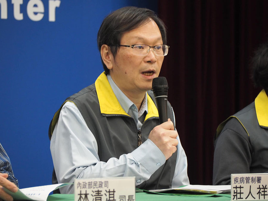 手機監控武漢肺炎隔離者，中央流行疫情指揮中心借鏡南韓經驗。圖為指揮中心應變監測官莊人祥。(資料照 / 蕭照平攝)