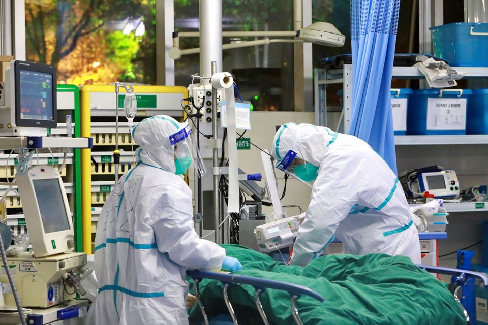 圖為武漢大學中南醫院醫護人員全部穿上隔離衣，正在治療肺炎確診病例。(AP/達志影像)
