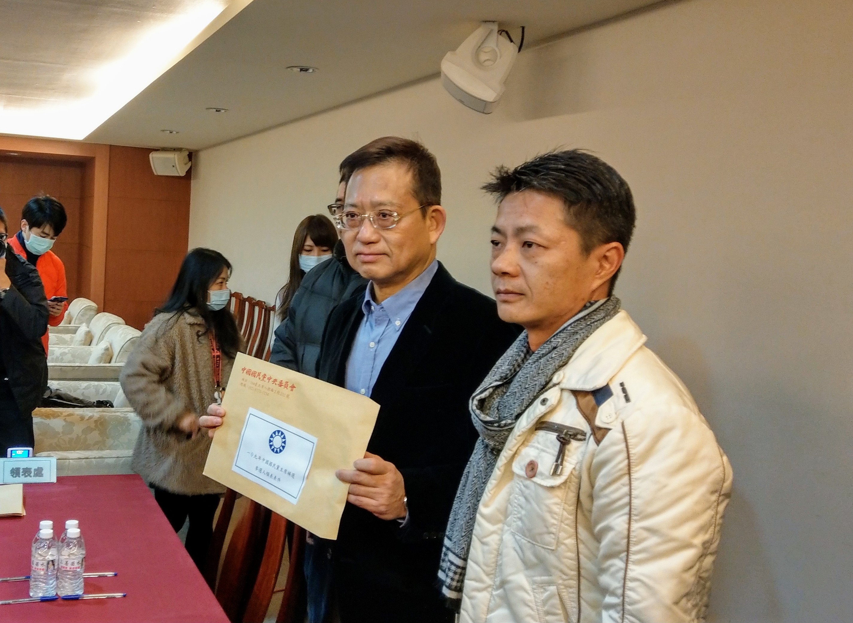 吳育昇(左)31日代郝龍斌前往黨中央領表，角逐國民黨主席補選。(劉品希 攝)