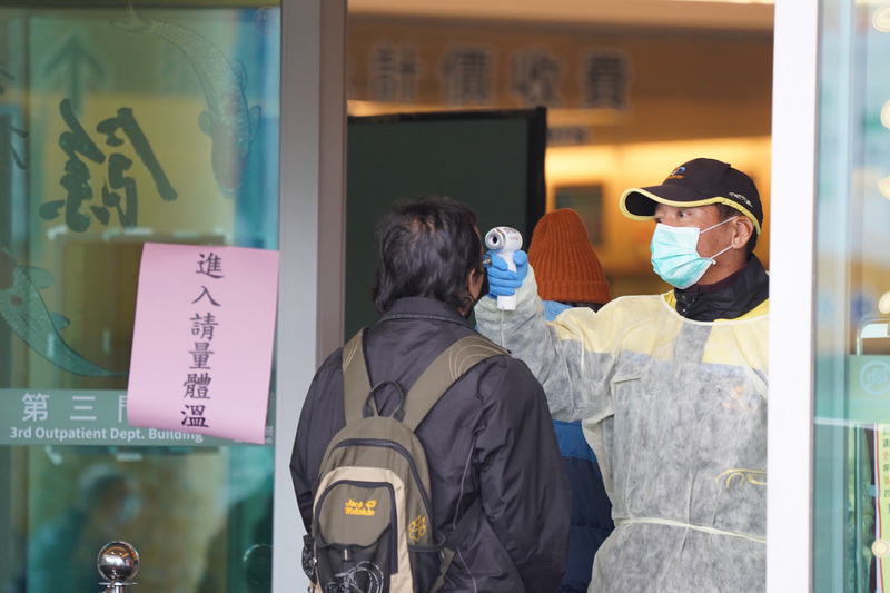 因應武漢肺炎疫情，繼總統府、立法院、監察院進出須量體溫後，行政院公布自17日起於院區出入口量測體溫，額溫超過37.5度者不得進入院內。(示意圖/中央社)