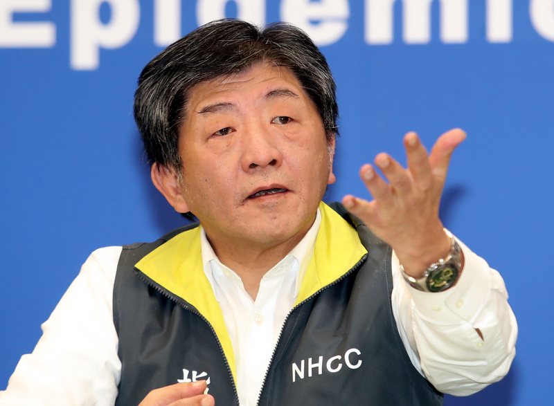 中央流行疫情指揮中心31日晚表示，家長關心的兒童口罩，政府規劃在2月1日先釋出10萬片。圖為中心指揮官、衛福部長陳時中。(中央社)