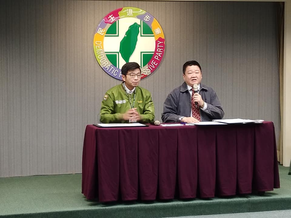 網路流傳民進黨靠口罩賺錢，民進黨周江杰31日表示會提告到底。(王韋婷攝)