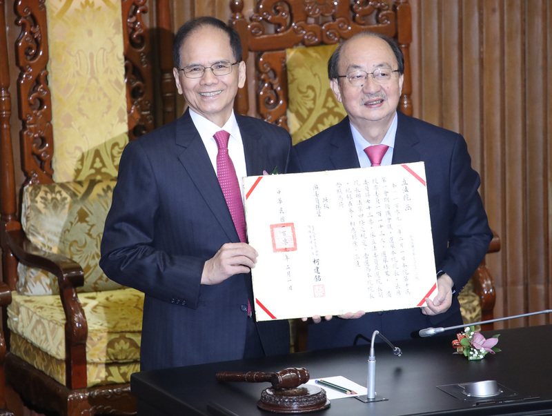 立法院第10屆立委1日報到，並舉行立法院長選舉，由民進黨立委游錫堃（左）獲得出席人數過半數的73票，當選立法院長，並由擔任立法院預備會議主席的柯建銘（右）頒發院長當選證書。(圖：中央社記者張新偉攝)