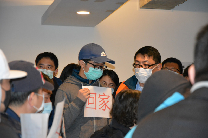 湖北省台辦證實，200多名台灣人近日將包機返台。圖為日前一名少年在記者會中與留滯湖北省武漢的母親視訊，他的母親表示，很想盡快返台。(檔案照片/中央社)