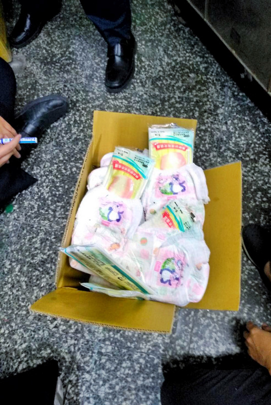 為避免防疫政策出現缺口，內政部警政署航空警察局再度會同海關執行出口郵件檢查，仍查獲高達256件、總計5萬3955片口罩的違規案件，甚至有民眾將口罩和尿布放在一起運送企圖魚目混珠，仍遭稽查人員識破。（警政署航空警察局提供）