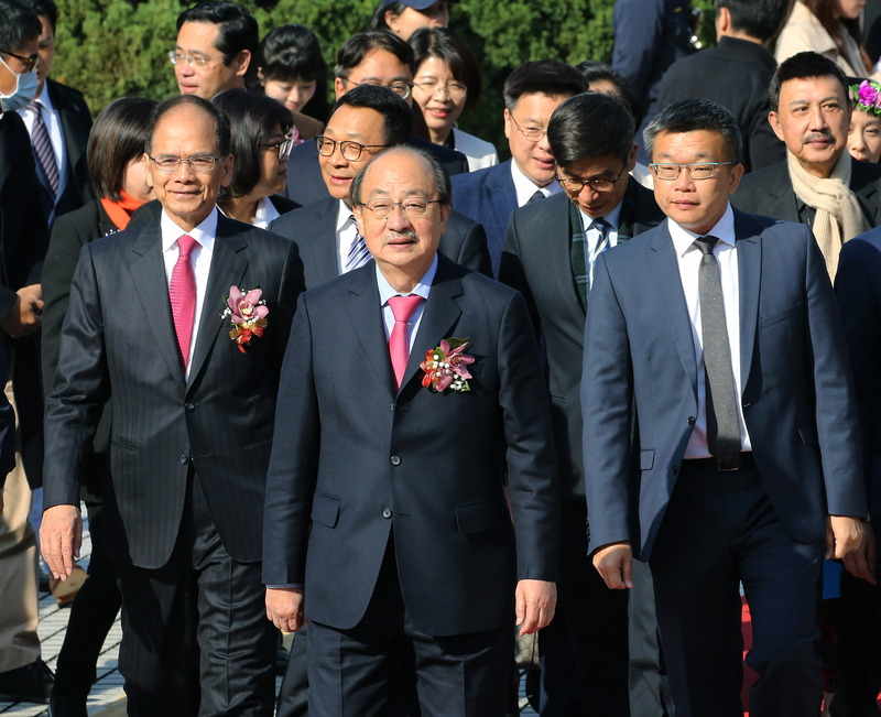 民進黨立委蔡其昌（前右）獲得65票，當選立法院副院長。（圖：中央社）