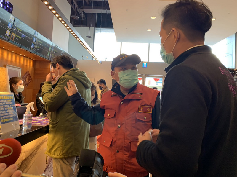 新北市長侯友宜（右2）1日下午前往板橋區一家知名影城視察武漢肺炎防疫情形，業者派員說明目前影城防疫作業，侯友宜也要求業者落實公共衛生管理。(圖：中央社)