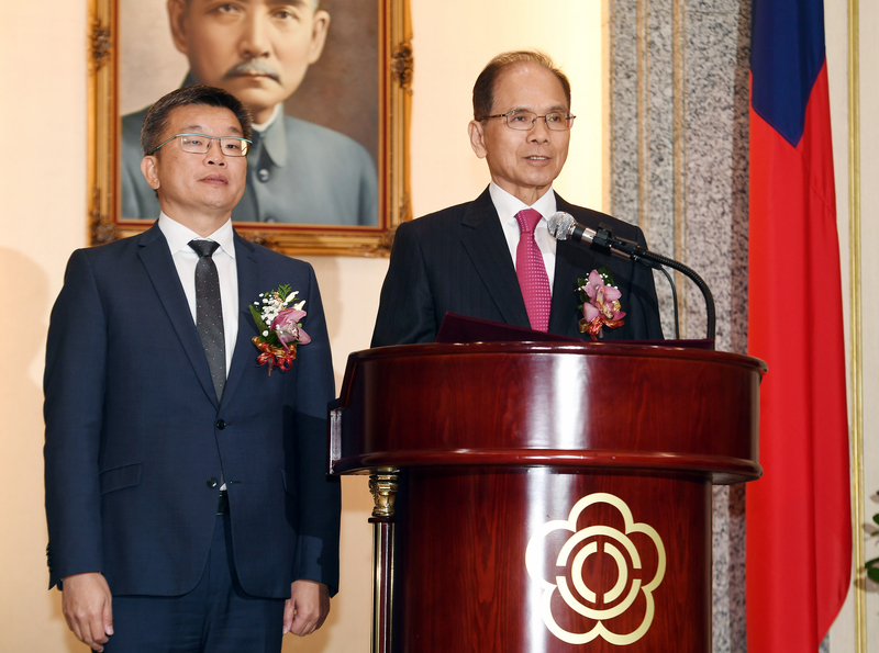 第10屆立法院新任院長游錫堃（右）與副院長蔡其昌（左）。（圖：中央社）