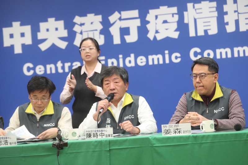 中央流行疫情指揮中心為因應持續延燒的武漢肺炎疫情，指揮官陳時中1日晚間宣布將中國廣東省列為二級流行地區，入境台灣民眾若有廣東省旅遊史，都需進行居家檢疫14天。(中央社)