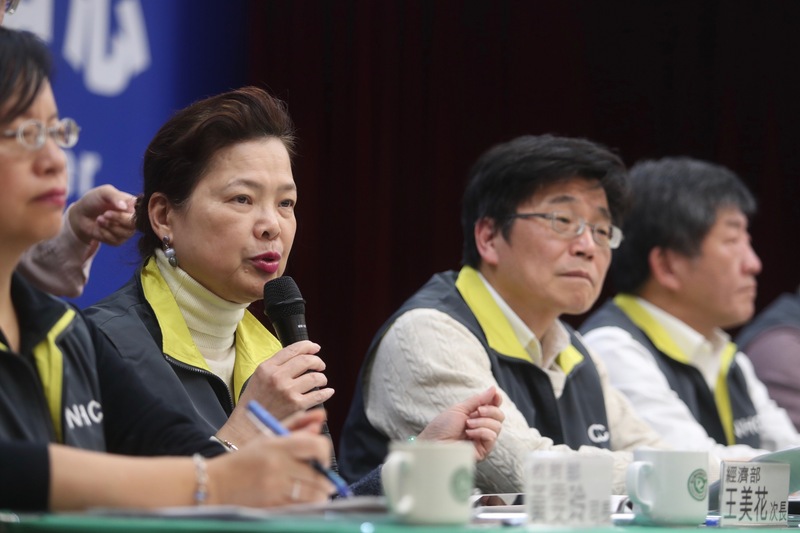 武漢肺炎持續延燒，中央流行疫情指揮中心1日晚間邀集相關部會代表在疾管署召開記者會，由經濟部次長王美花（左2）回應目前全台口罩鋪貨情況等議題。中央社