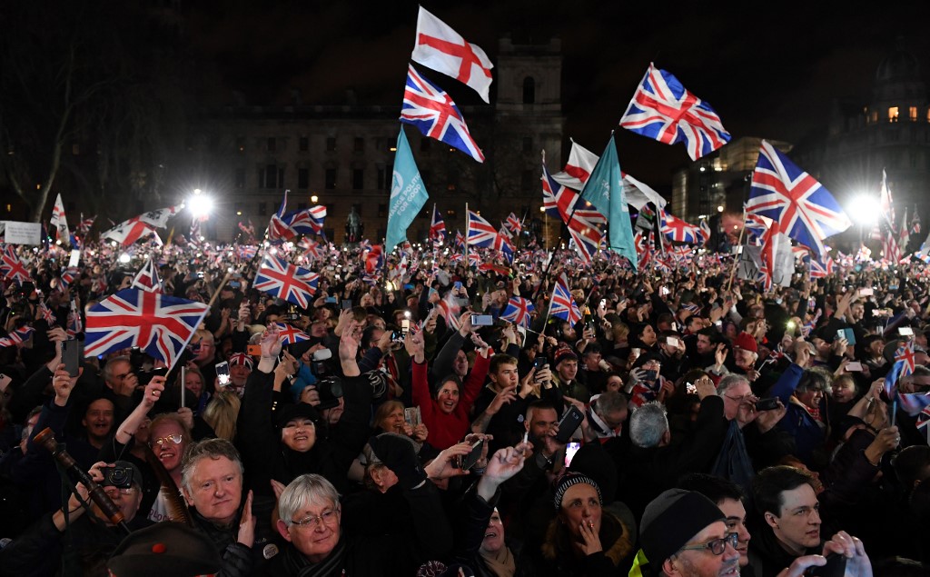 成千上萬的英國人在倫敦的國會廣場(Parliament Square)前高唱愛國歌曲、揮舞國旗，為英國脫歐的歷史時刻舉杯。(AFP)