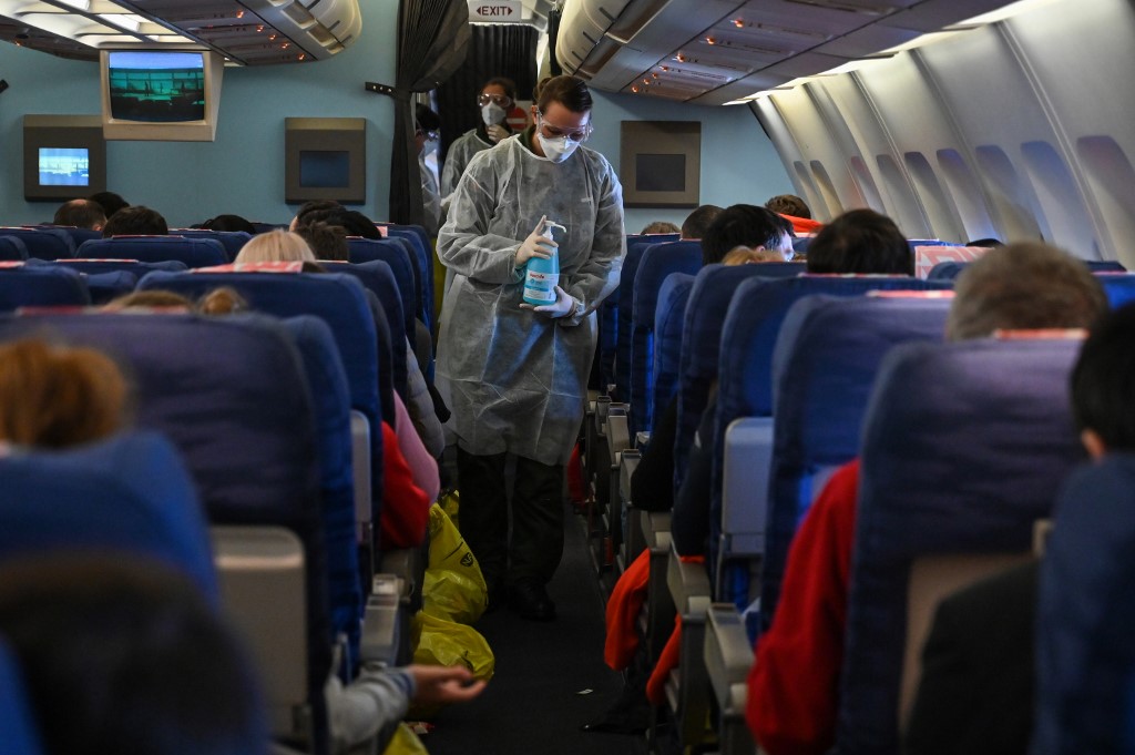 重啟飛航，航空業研擬社交距離等新規範。(檔案照片／AFP)