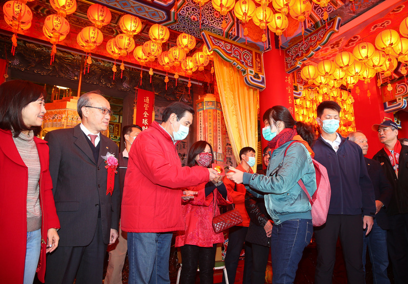 前總統馬英九（前左3）2日前往台北木柵指南宮參香祈福，發送祈福小卡吸引不少民眾排隊領取。