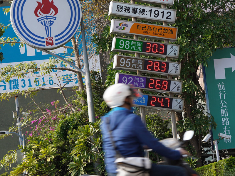 台灣中油公司宣布，9日凌晨零時起汽、柴油價格每公升各調降新台幣0.6及0.7元。(示意圖/中央社)