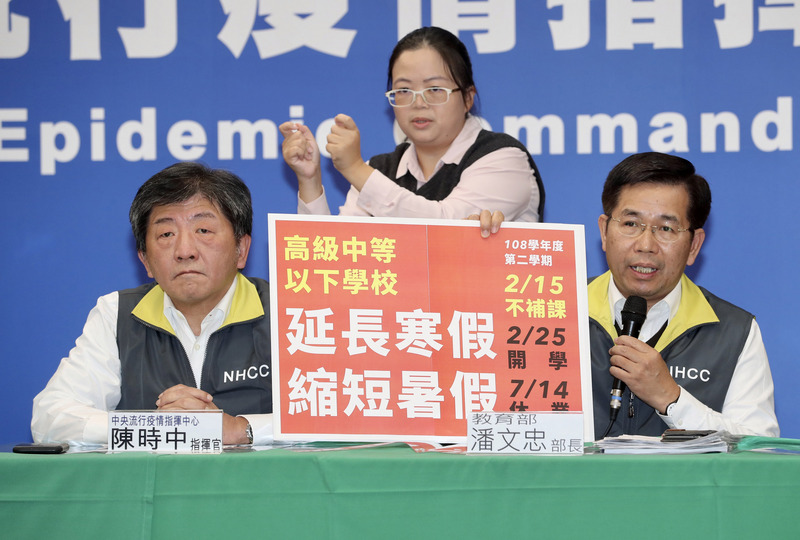 武漢肺炎疫情持續延燒，中央流行疫情指揮中心2日召開專家會議，建議開學日延後至2月25日，高中以下延長寒假，暑假則延後至7月15日開始放假，教育部長潘文忠（右）進行說明。(圖：中央社)