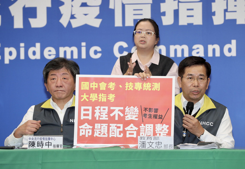 武漢肺炎疫情持續延燒，中央流行疫情指揮中心2日召開記者會，決定高中職以下學校延後2週開學，針對國中會考、技專統測、大學指考等考試日程和入學措施時程則不會改變；教育部長潘文忠（右）表示，會請相關考試單位調整考試範圍，不會讓考生權益受損。(圖：中央社)