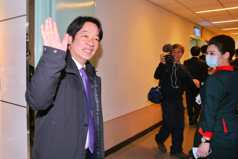 副總統當選人賴清德（左）2日晚間前往桃園國際機場，搭乘長榮航空班機前往美國紐約訪問，不過賴清德沒有受訪，也未發表任何談話。(圖:中央社)