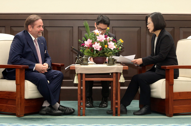 總統蔡英文（右）3日在總統府接見歐洲在台商務協會理事長尹容（Giuseppe Izzo）（左），蔡總統致詞感謝歐盟已經表態支持台灣被納入世界衛生組織（WHO），她說，台灣絕對有能力也有意願在全球防疫工作中，貢獻國際社會。(圖:中央社)
