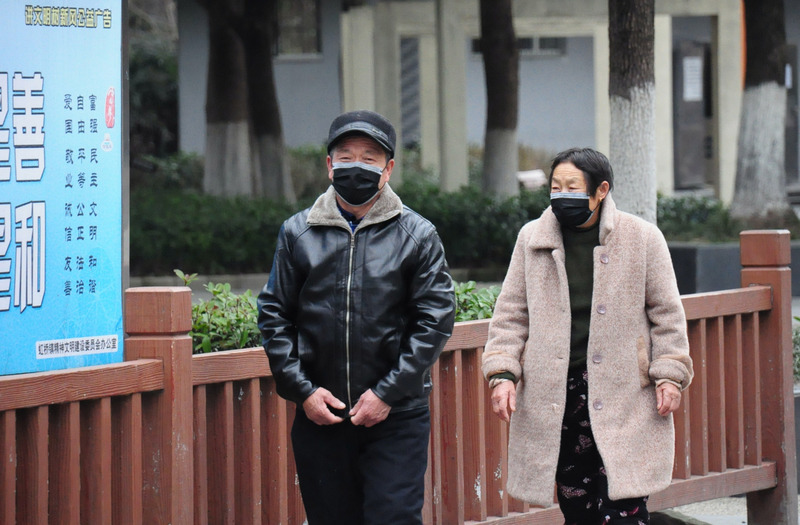 武漢肺炎疫情在中國持續蔓延，口罩幾乎成為民眾外出的必要配備。圖為上海民眾戴上口罩外出散步。(圖:中央社)
