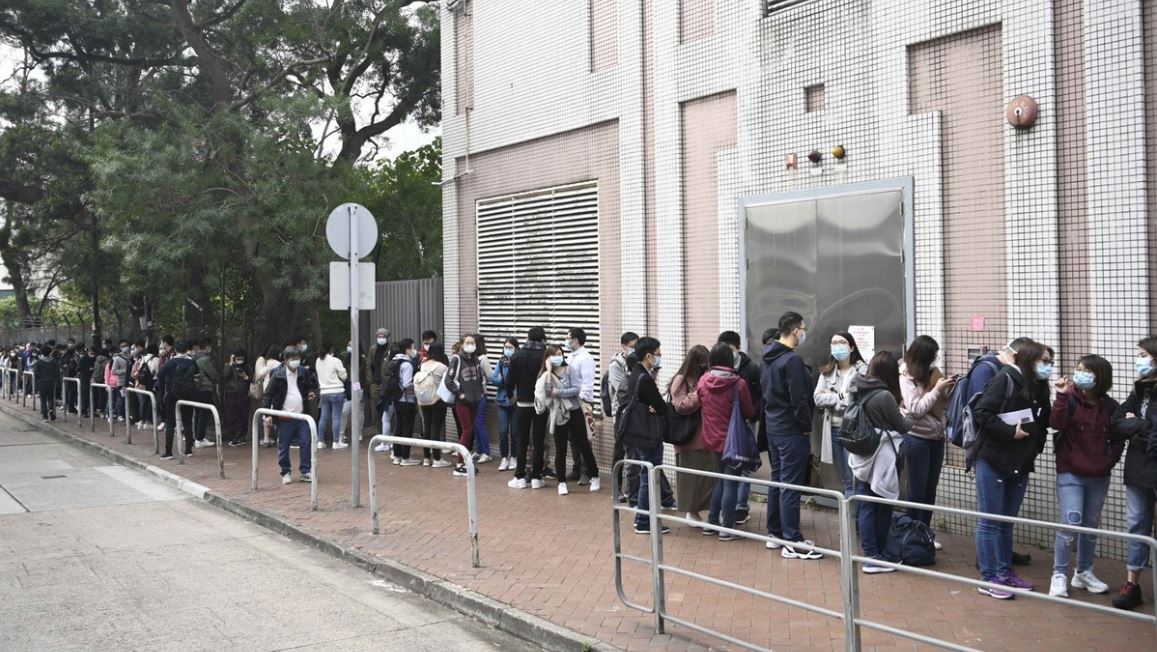 香港醫護3日發起大罷工，大批醫護人員在院外排隊等候簽名報到。圖:立場新聞