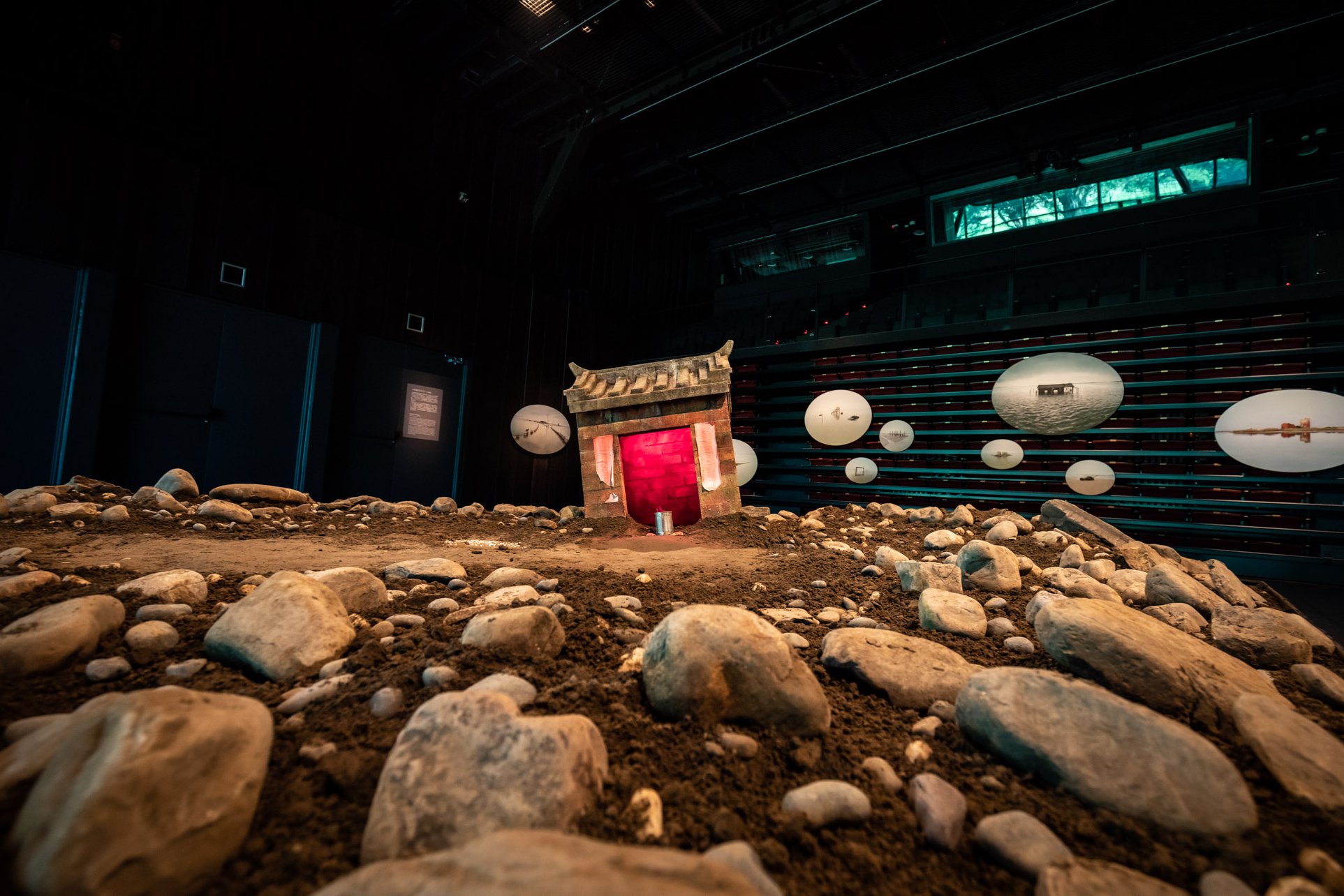 王奕盛的AR作品「寶島浮沉」，反映台灣處境，也呈現當代人離不開手機現象。(李佳曄攝影／雲門劇場提供)