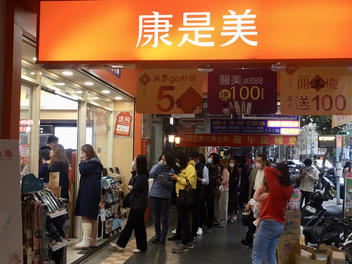 嚴重特殊傳染性肺炎(武漢肺炎)疫情仍未解除，全台各地民眾都陷入買不到口罩的恐慌。(RTI)