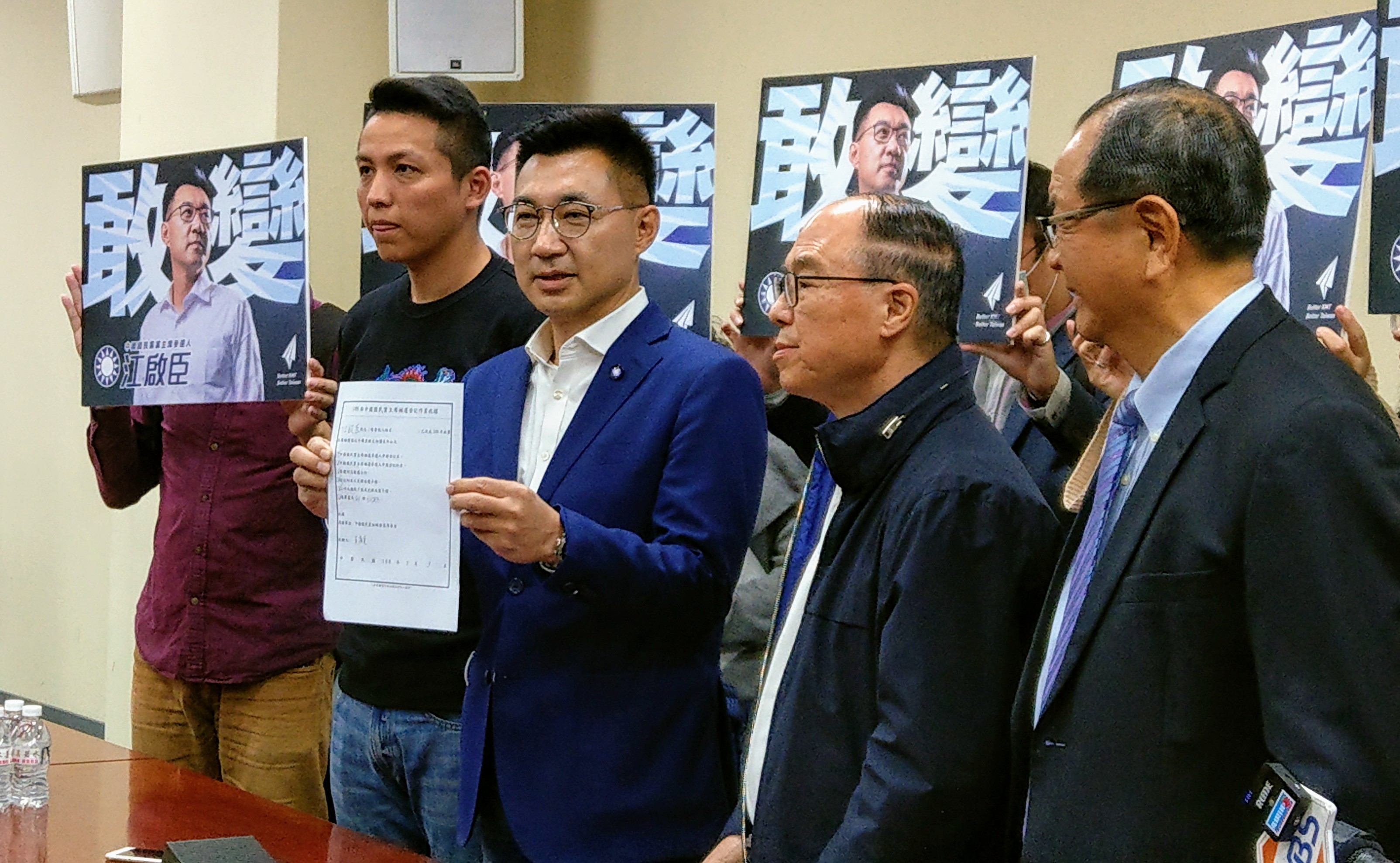 江啟臣(左2)3日上午完成黨主席補選登記。(劉品希 攝)