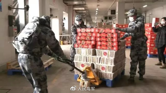 強調疫情防控，中共未提解放軍是否感染。圖為中共當局下令由解放軍駐湖北部隊負責武漢民生物資配送。(圖取自微博)