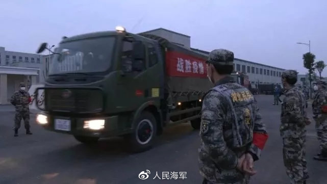 為管控武漢肺炎疫情，湖北省已經有三地宣布實施「戰時管制」，嚴格管控人車出入。圖為中共當局已下令由解放軍駐湖北部隊負責武漢民生物資配送。(圖取自微博)