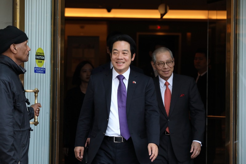 副總統當選人賴清德（左）3日抵達美國華府，以個人身份進行訪問。圖為賴清德步出下塌飯店。(圖：中央社)