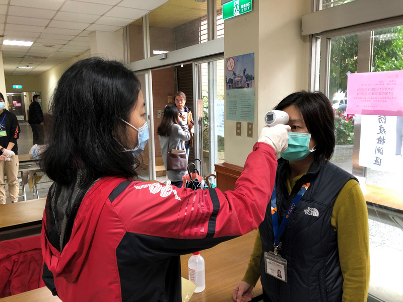 校園量體溫發燒定義，額溫37.5度、耳溫38度。(中央社資料照)