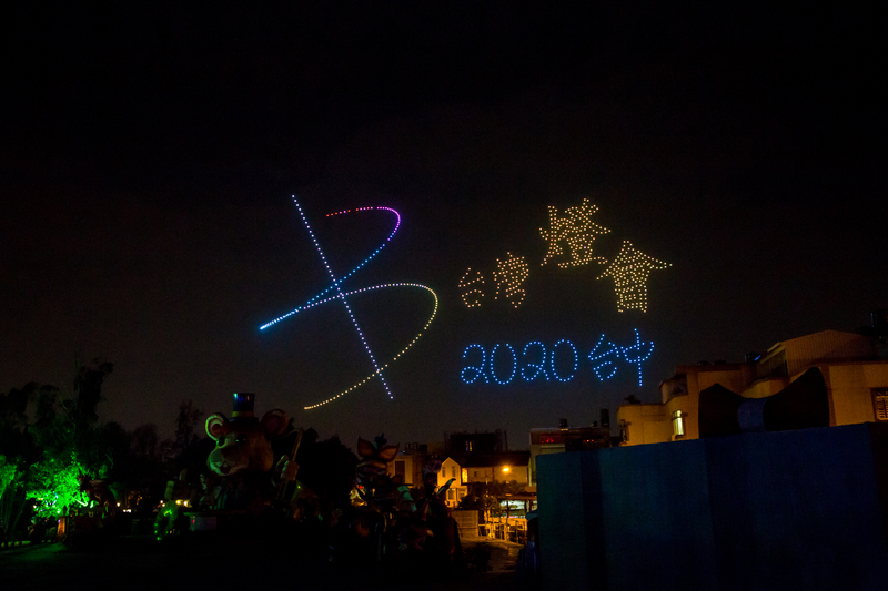 2020台灣燈會在台中，台中市政府規劃無人機展演，以台中在地故事與人文特色編織出動畫圖騰，躍上燈會夜空。（台中市觀旅局提供）