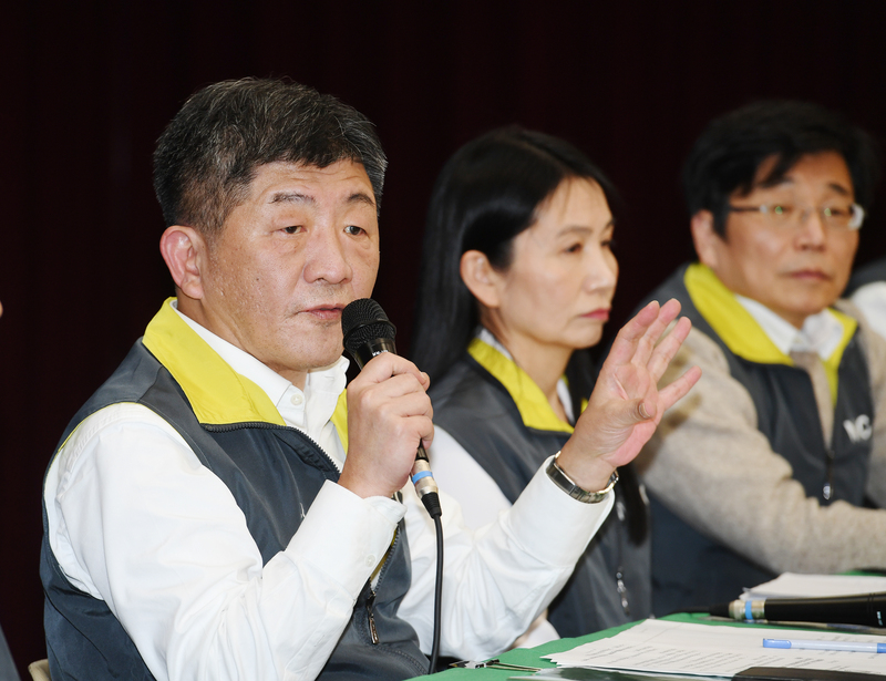 疫情指揮中心指揮官陳時中（左）表示，專家會議決定將浙江列入2級流行區域。換言之，居住在浙江省的中國民眾將禁止入境，凡是有相關旅遊史的民眾，也都需列入居家檢疫。(圖：中央社)