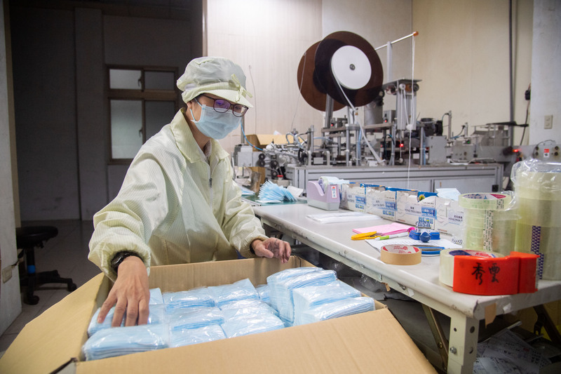 經濟部將替口罩國家隊打造快驗機制，協助搶進海外市場。圖為口罩工廠生產口罩狀況。（檔案照片/ 中央社）