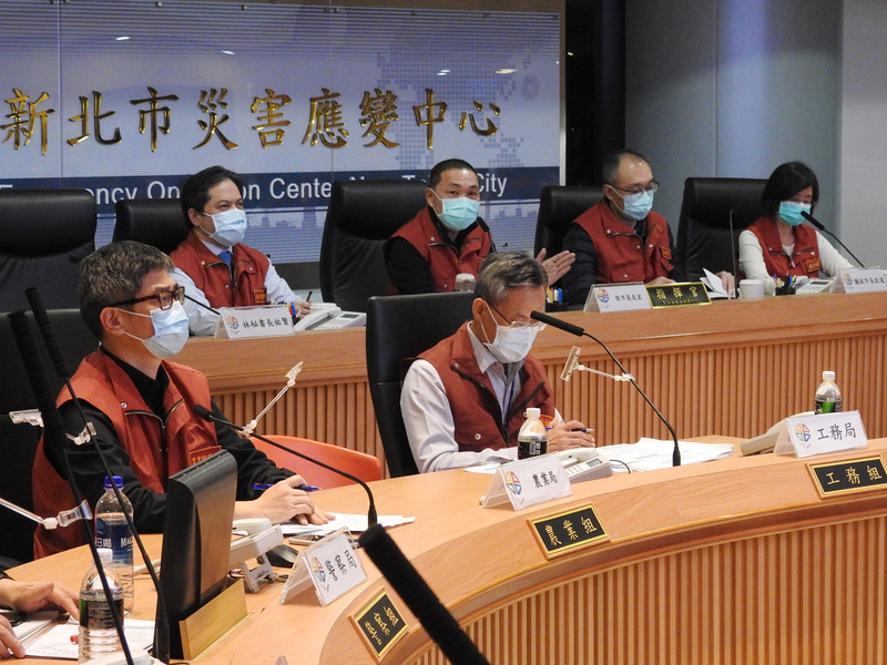 新北市長侯友宜（後排左2）4日主持因應武漢肺炎疫情應變會議，會中各局處指出有口罩不足的情形。(圖:中央社)