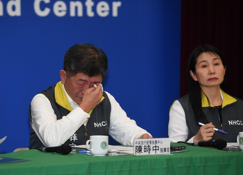 中央流行疫情指揮中心4日宣布，3日晚間首批武漢包機台商回台，有3人送隔離病房，其中1人確診武漢肺炎。指揮官陳時中（左）在宣布相關訊息時落淚，並說確診讓人難過，盡最大努力幫助他們。(圖：中央社)