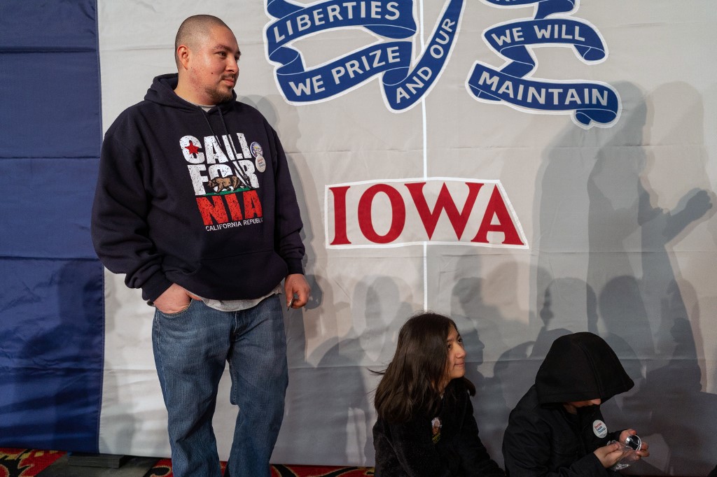 美國民主黨2020總統大選全美首場黨內初選，3日在愛荷華州登場，目前開出97%選區顯示，布塔朱吉與桑德斯幾近平手。(AFP)