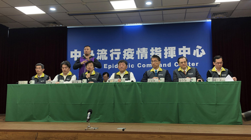 陸委會主委陳明通（右2）5日在指揮中心的記者會上宣布，由於武漢肺炎疫情擴大，相關疫情風險增加，所以自即日起將中國大陸旅遊警示燈號調升為「紅色」，建議不宜前往。(圖：中央社)