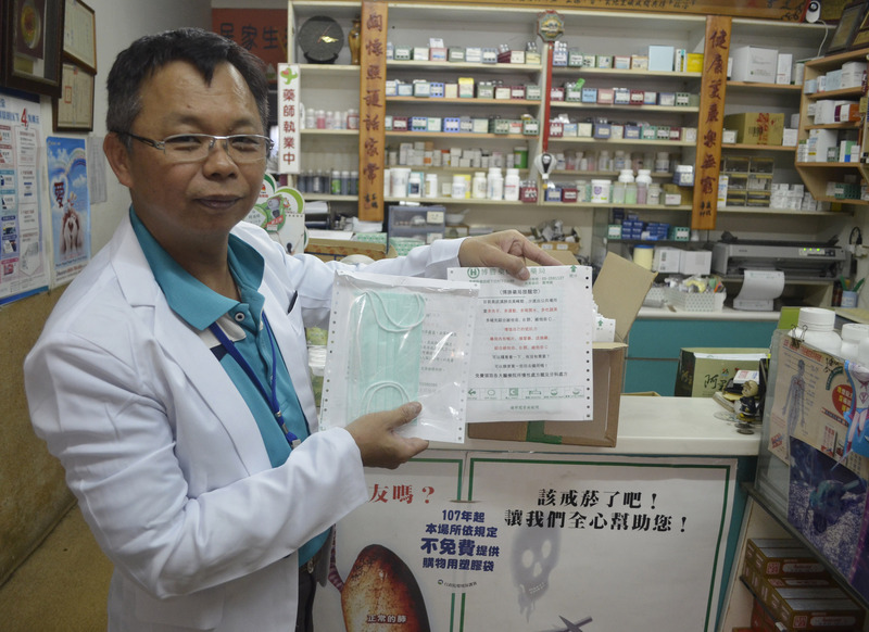 口罩實名制6日上路，外籍觀光客不售。圖為嘉義縣藥師公會理事長蕭博勝在番路鄉開設鄉內唯一藥局。(中央社)