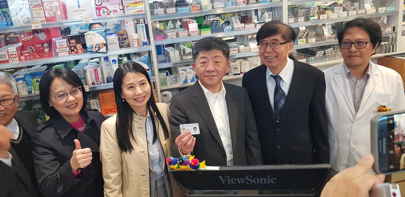 口罩販售實名制6日上路，衛福部長陳時中(右三)今天(5日)在健保署長李伯璋(右二)陪同下，前往台北市恩典藥局實地測試，確保政策上路一切順利。(江昭倫 攝)