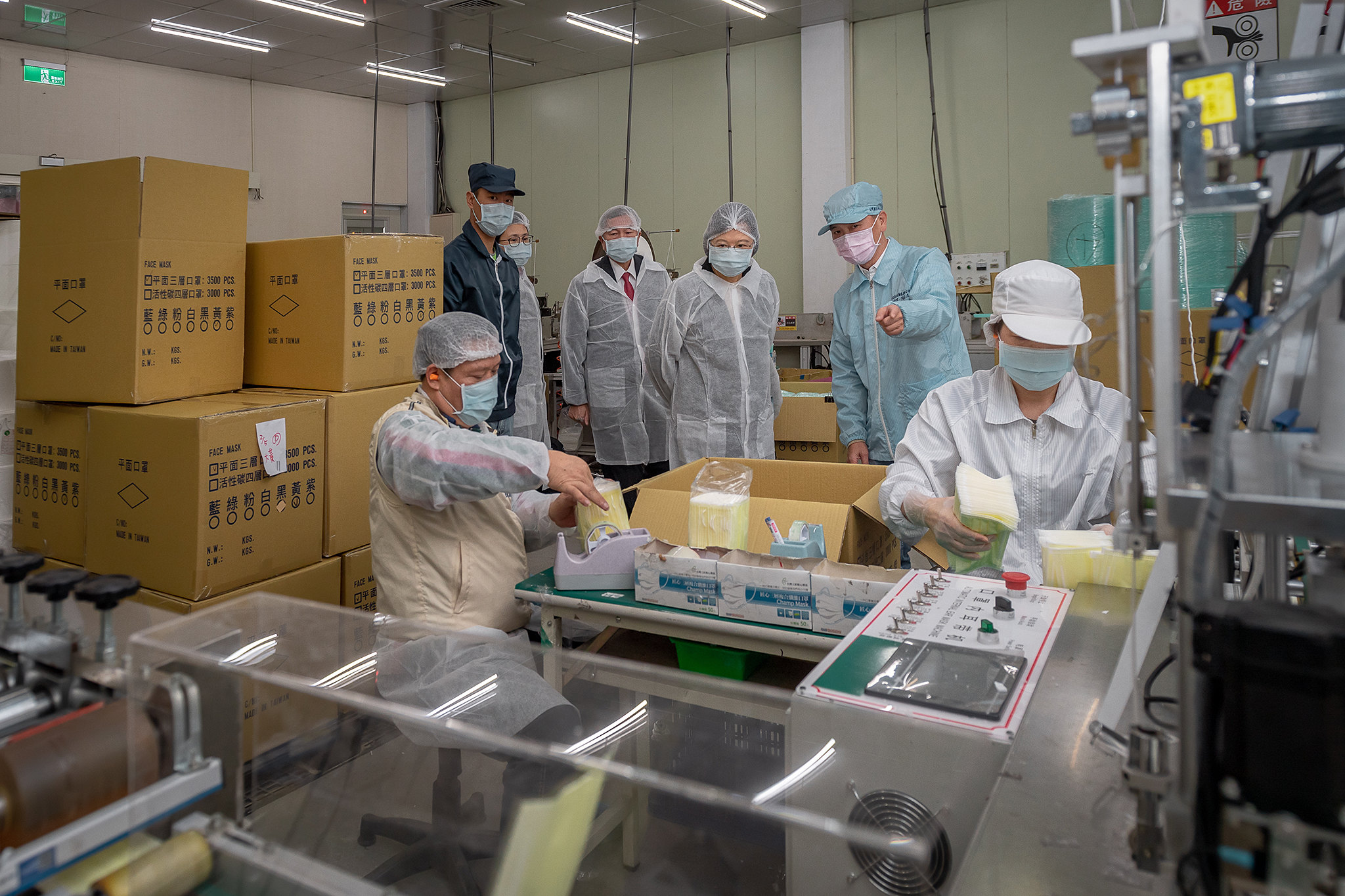 蔡英文總統(後排中)2月5日參訪口罩製造廠，感謝24小時投入第一線人員的辛勞。(總統府提供)