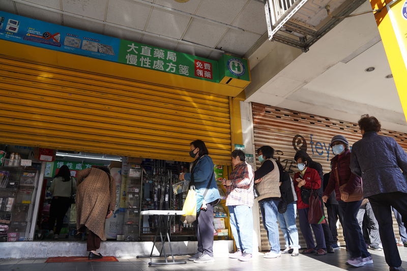 口罩實名制6日上路，一早就有不少民眾在藥局外排隊，等候藥局開門購買口罩。(圖:中央社)